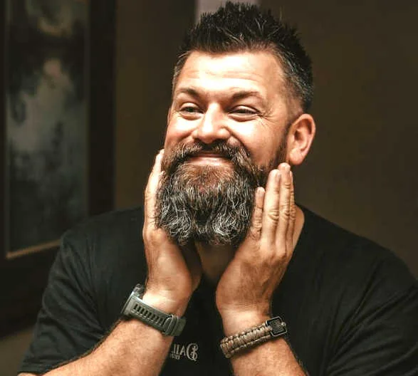 hombre con barba, barberia marin pontevedra